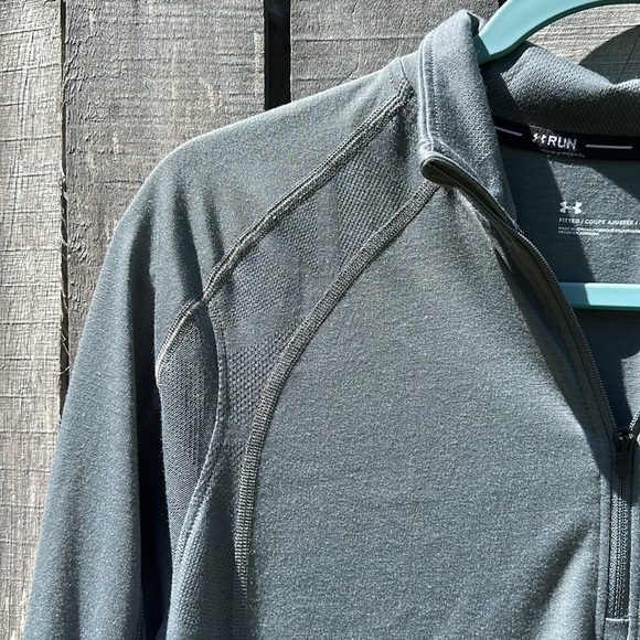 MEN’S Under Armour Run Pullover size Small with thumb holes - Picture 3 of 7